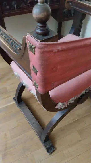 Antiguo tocador de madera con espejo