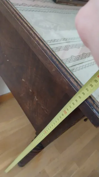 Antiguo tocador de madera con espejo