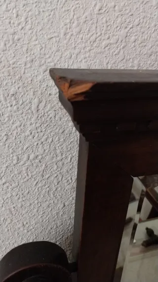 Antiguo tocador de madera con espejo