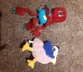 Peluche de pájaro y criatura roja