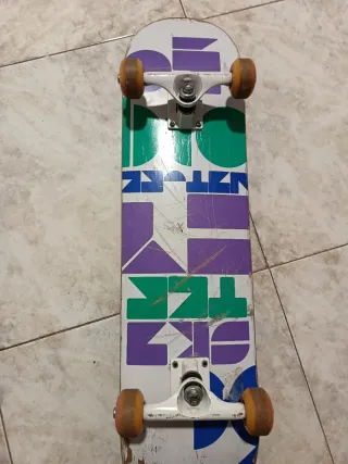 Monopatín DC Shoes.