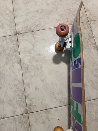 Monopatín DC Shoes.