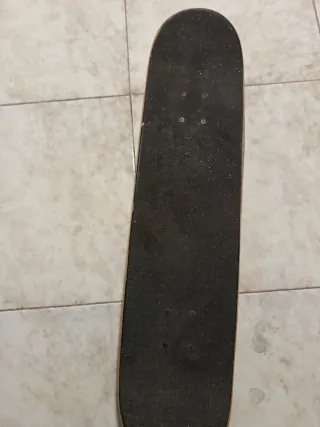 Monopatín DC Shoes.