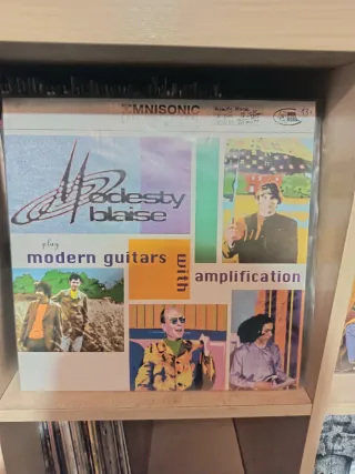 Chitarre moderne di Modesty Blaise con amplificazione