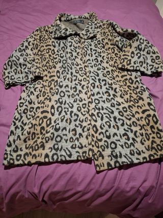 Abrigo Zara estampado leopardo