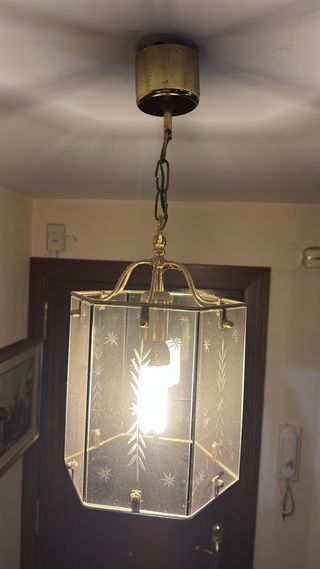 Lámpara de techo dorada y cristal