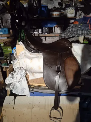 Silla de montar inglesa de cuero