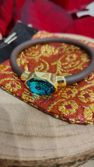 Pulsera con piedra turquesa y detalles dorados