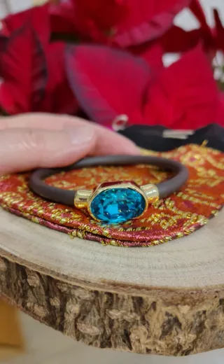 Pulsera con piedra turquesa y detalles dorados