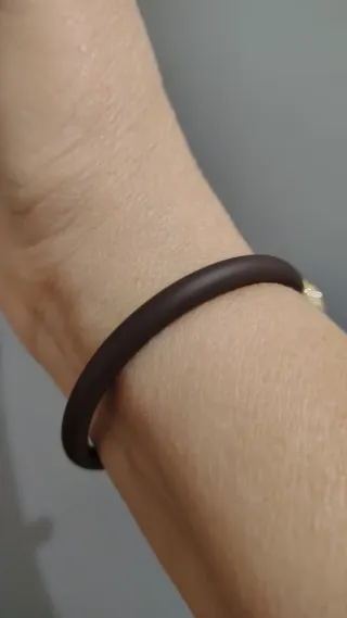 Pulsera con piedra turquesa y detalles dorados