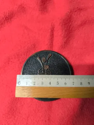 Medalla bronce años 80 figura humana