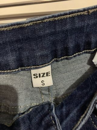 Vaqueros Azules con Bordado floral