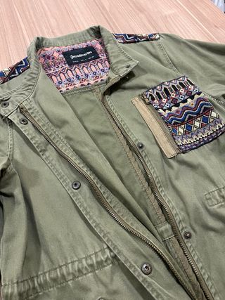 Chaqueta verde Stradivarius tribal