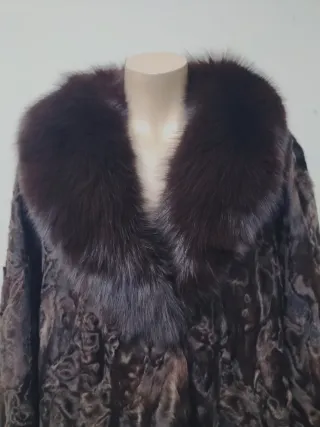 Abrigo de astracán con denso cuello en Vis0n