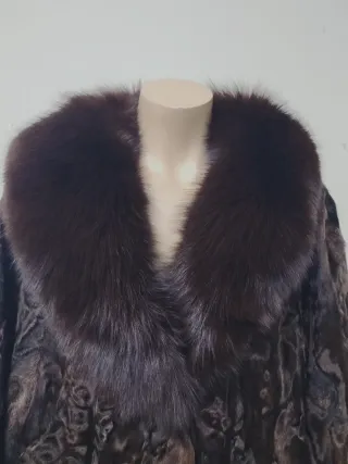 Abrigo de astracán con denso cuello en Vis0n