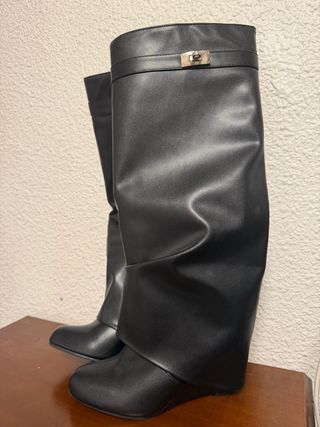 Botas altas negras con hebilla