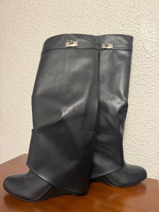 Botas altas negras con hebilla