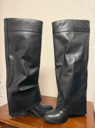 Botas altas negras con hebilla