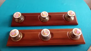 Juego de 2 perchas de madera con cerámica