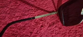 Gafas de sol negras y doradas