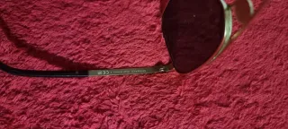 Gafas de sol negras y doradas