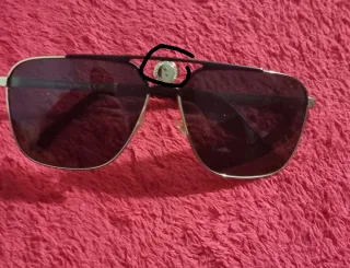 Gafas de sol negras y doradas