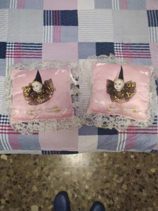 Cojín antiguo con muñecas de porcelana
