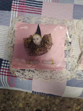 Cojín antiguo con muñecas de porcelana
