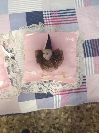 Cojín antiguo con muñecas de porcelana