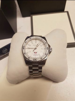 Reloj Gucci Dive Plata y Blanco