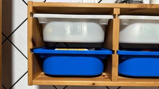 Mueble de almacenaje de madera pino con bandejas