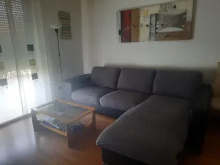 Sofá chaise longue y mesa centro
