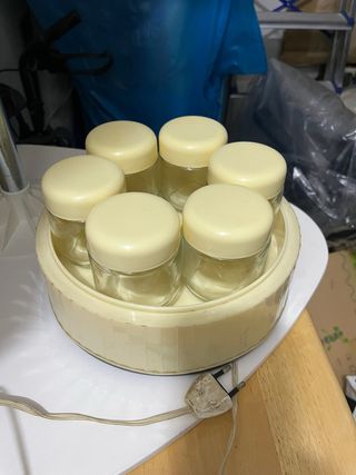 Yogurtera con 6 tarros