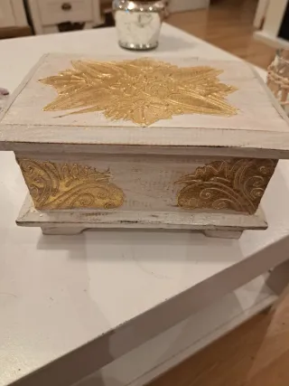 Cofre de madera decorado dorado