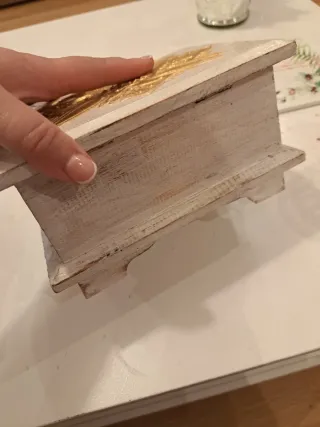 Cofre de madera decorado dorado