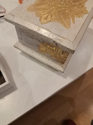 Cofre de madera decorado dorado