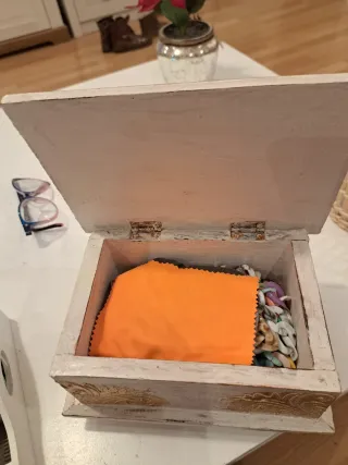 Cofre de madera decorado dorado