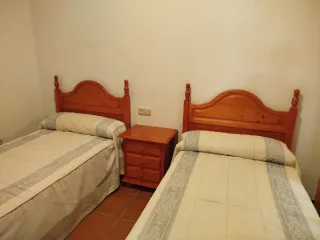 Conjunto camas de 90, cabeceros y mesita noche.