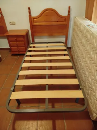 Conjunto camas de 90, cabeceros y mesita noche.