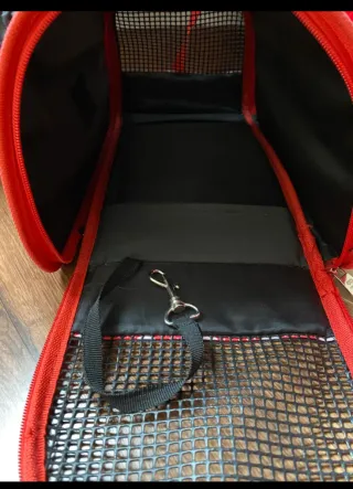 Transportín para mascotas rojo con lunares blancos
