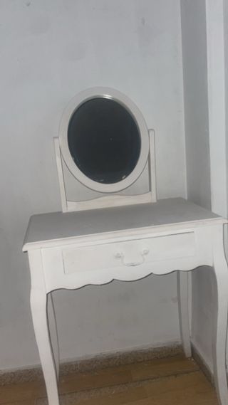 Tocador blanco con espejo ovalado