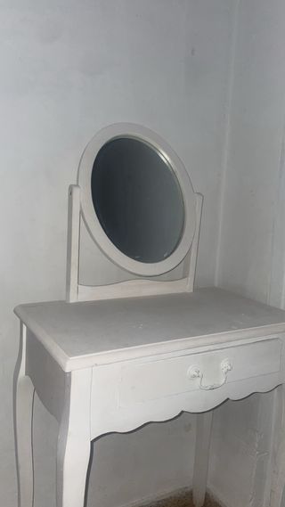 Tocador blanco con espejo ovalado