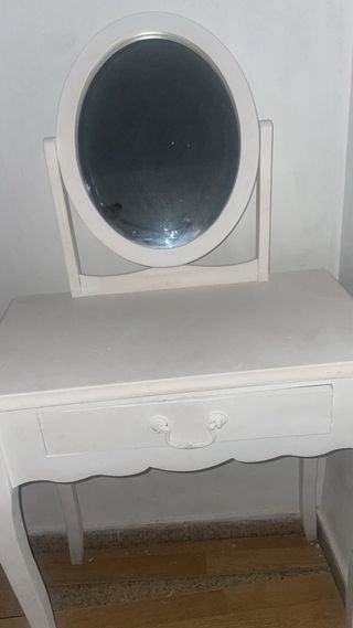 Tocador blanco con espejo ovalado