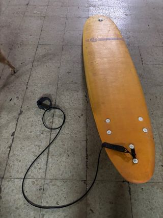 Tabla de surf con quillas y leash