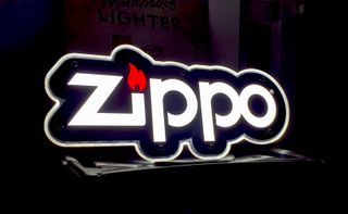 Luminoso LED Zippo con logo. Nuevo en su caja