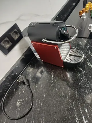 Cafetera Nespresso Delonghi Roja