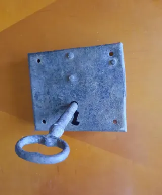 Cerradura antigua de puerta con llave