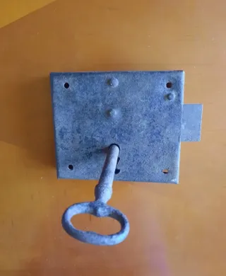 Cerradura antigua de puerta con llave