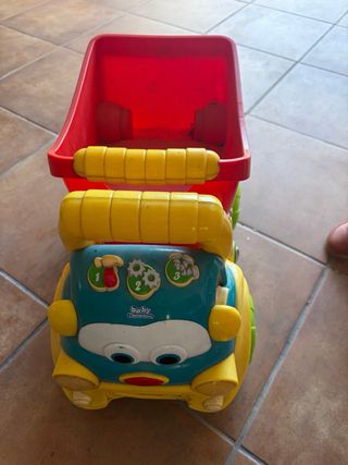 Camión de juguete rojo y amarillo