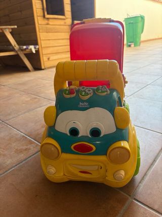 Camión de juguete rojo y amarillo